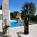 Lodrica Villa