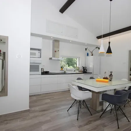 Lodrica Villa